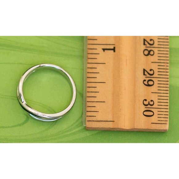 Vintage Infinity Shaped Silver Tone Ring Size 5 by Avon - W9 - Picture 3 of 3
